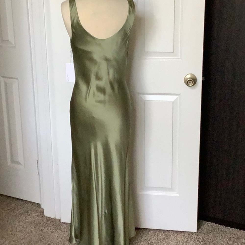 Reformation Bryn Silk Dress in Artichoke green. Size 4. - Picture 4 of 11